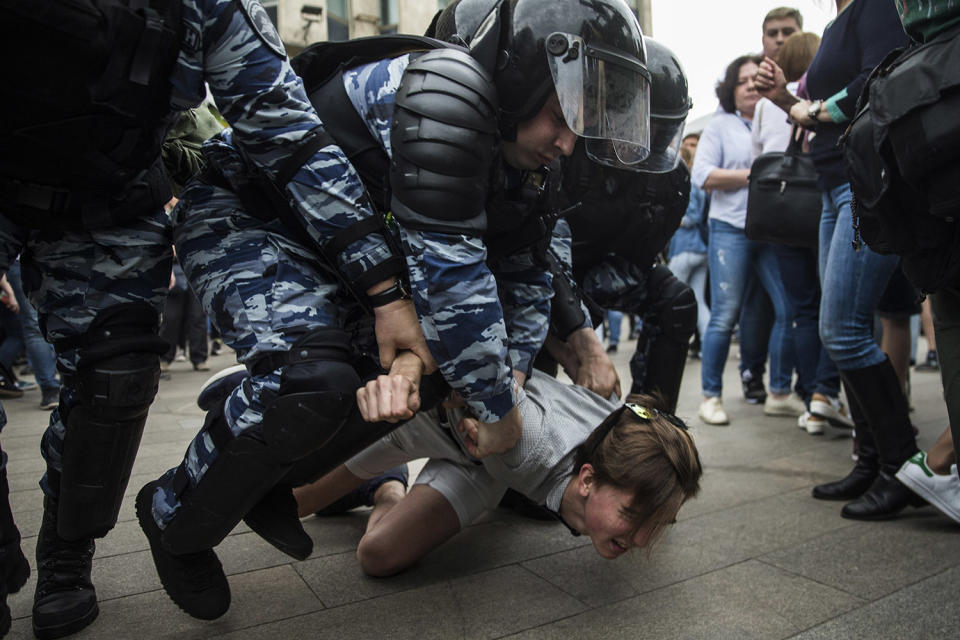 <p>Police detain a protester In Moscow, Russia, Monday, June 12, 2017. Demonstrators in Monday’s opposition protests across Russia say they are fed up with endemic corruption among officials. (Evgeny Feldman/AP) </p>
