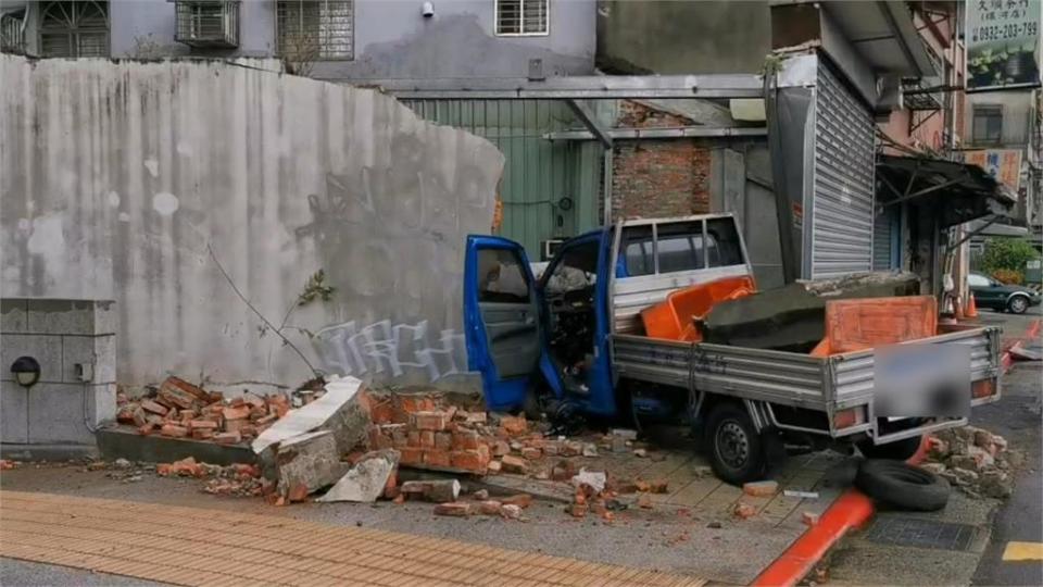 快新聞／北市一早2起車禍　小貨車自撞圍牆、電箱