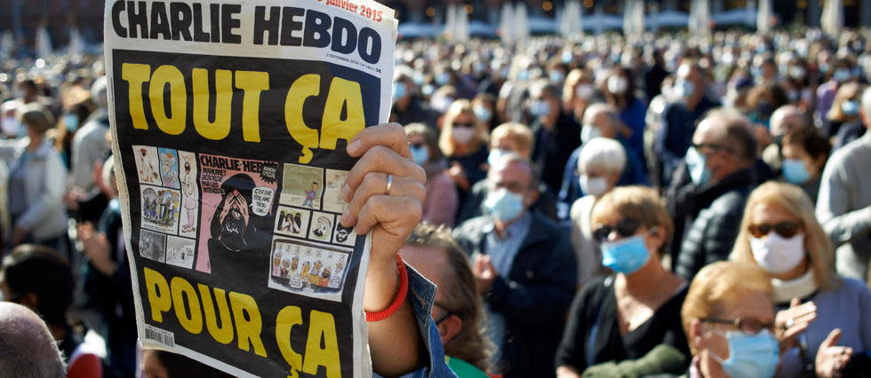 Un homme brandit la une de « Charlie Hebdo » lors d'une manifestation en hommage à Samuel Paty (illustration). 
