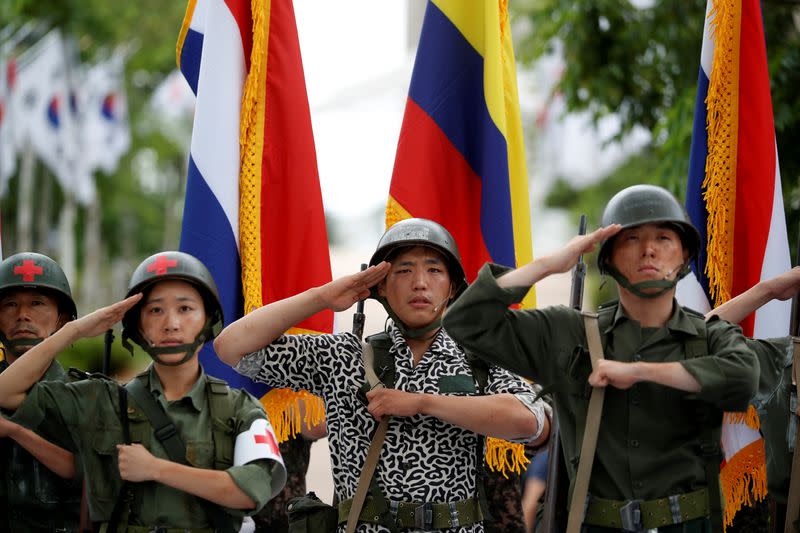 Actores que recrearon la Guerra de Corea, durante una ceremonia conmemorativa del 70º aniversario de la guerra, cerca de la zona desmilitarizada que separa las dos Coreas, en Cheorwon, Corea del Sur