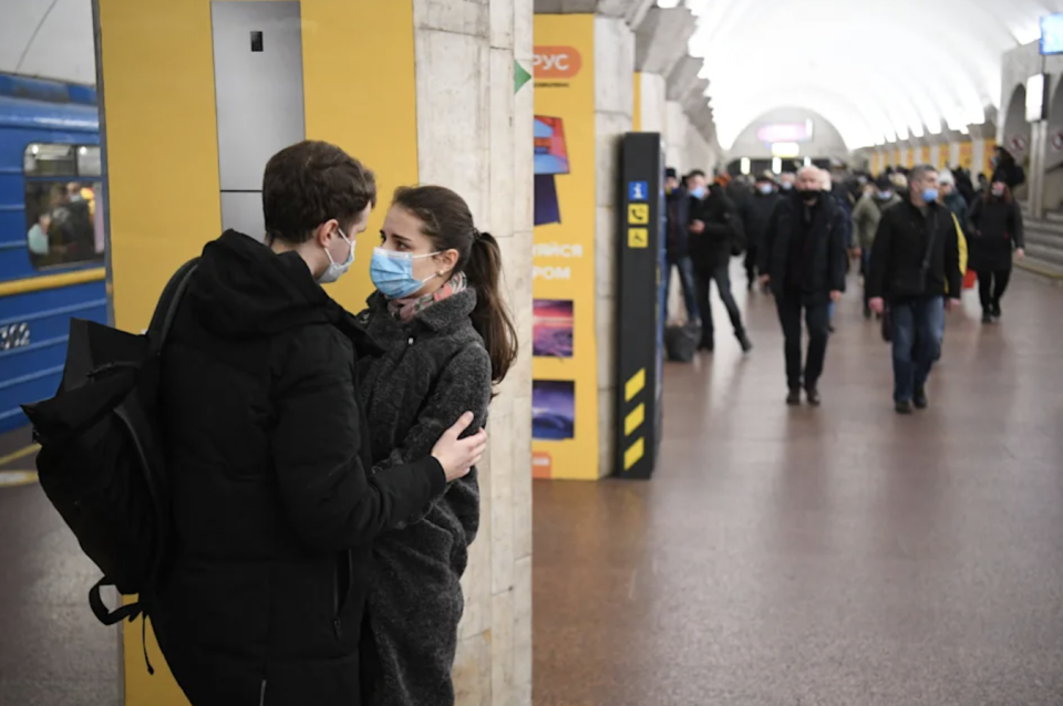 烏克蘭情侶在地鐵站相擁。（Getty）