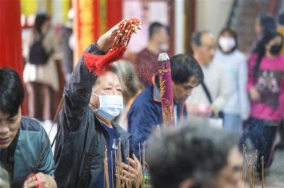 將結緣品在爐上繞三圈，才算真正完成結緣品製作。