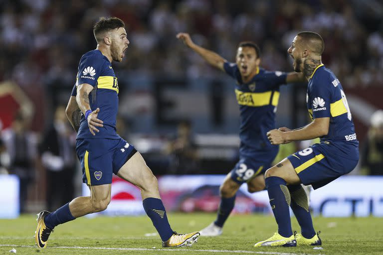 Nandez ya marcó su golazo y lo celebra con Benedetto; Jara se suma