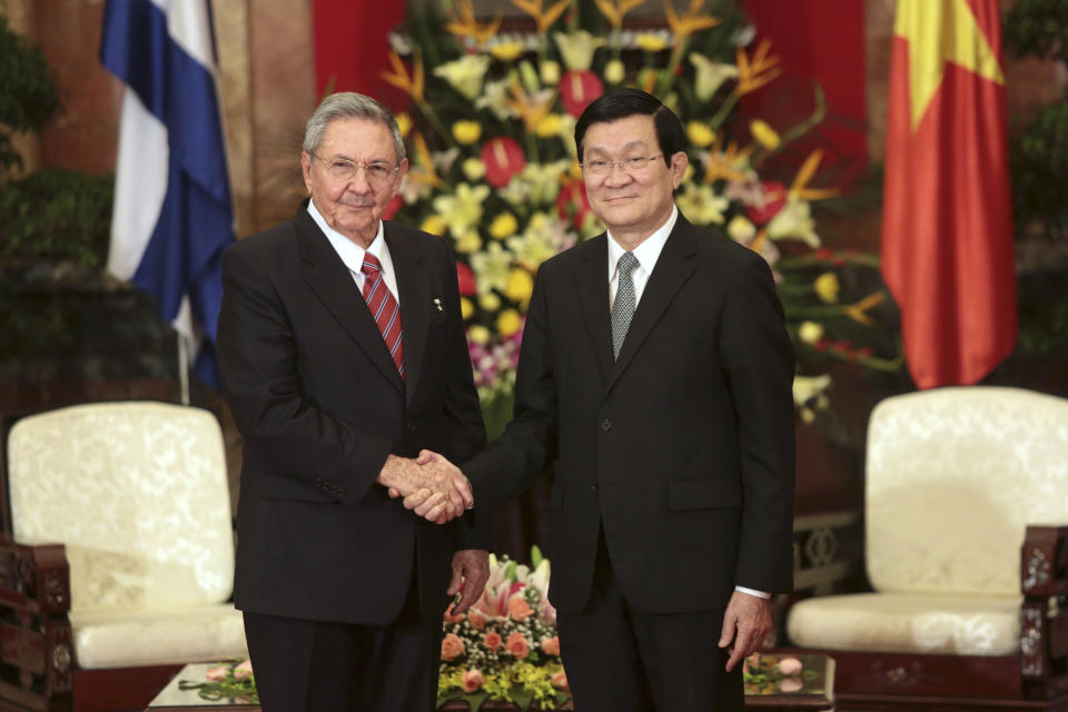 Cuban President Raul Castro, left, shakes hand with his Vietnamese counterpart Truong Tan Sang at the presidential palace in Hanoi, Vietnam on Sunday, July 8, 2012. (AP Photo/Na Son Nguyen)