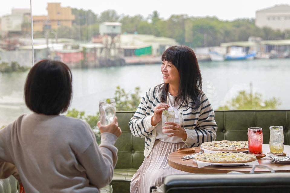 在可以看到安平漁港美景的窗邊，品嚐館內提供的特色餐點。