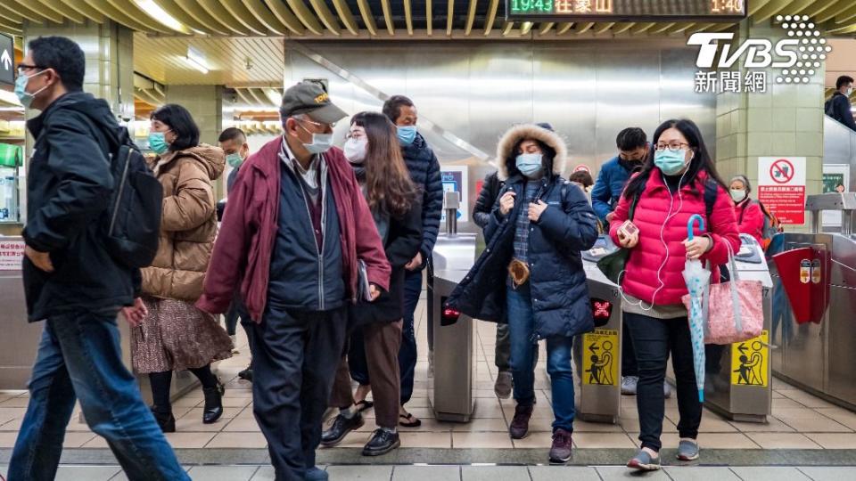 下週二低溫下探13度，民眾外出務必做好保暖。（示意圖／shutterstock達志影像）