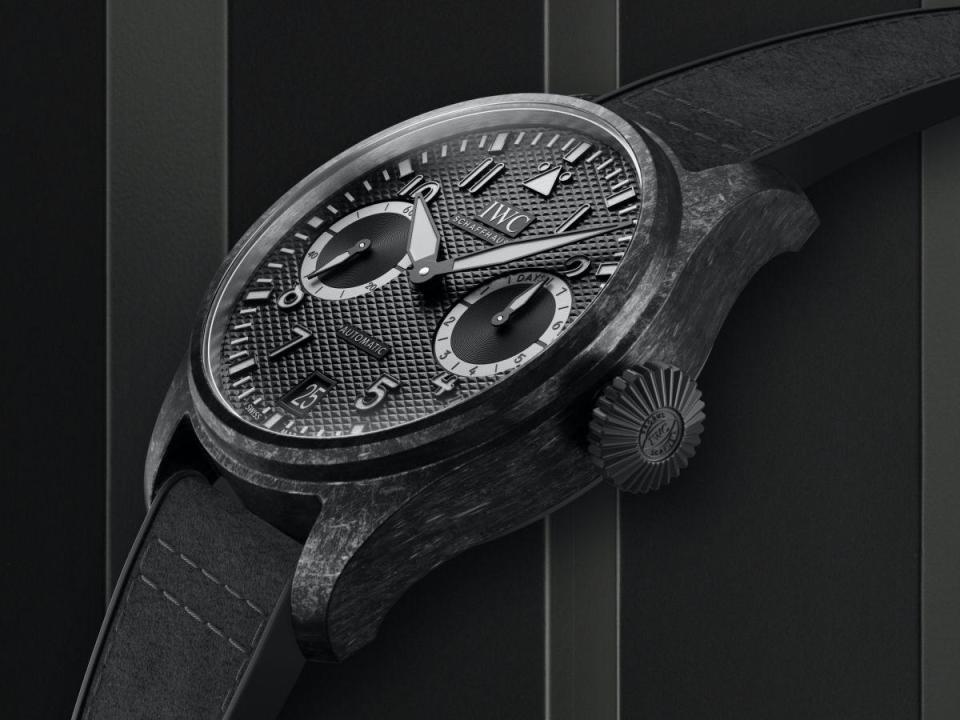 IWC Big Pilot’s Watch大飛行員Mercedes-AMG G63特別版，採用錶壇首見的「陶瓷基複合材料」（CMC），結合碳化矽陶瓷與碳纖維複合材料於一身，打造出過去在IWC錶款中從未見過的外型。定價約NT$1,351,000。