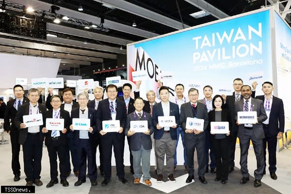 「二○二四年MWC」登場，經濟部產發署組臺灣館搶進國際五G生態圈大合照。（圖：產業發展署提供）