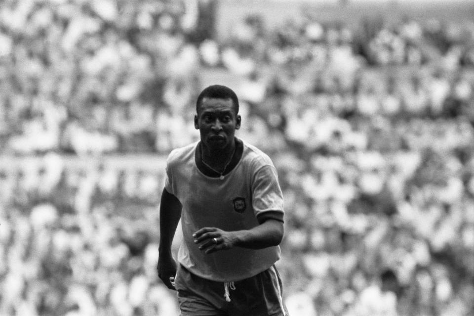 El mejor para jugar el juego estuvo de acuerdo en gran medida que Pelé  fue el mejor en jugar el juego.  (Foto de Monte Fresco/Daily Mirror/Mirrorpix vía Getty Images)