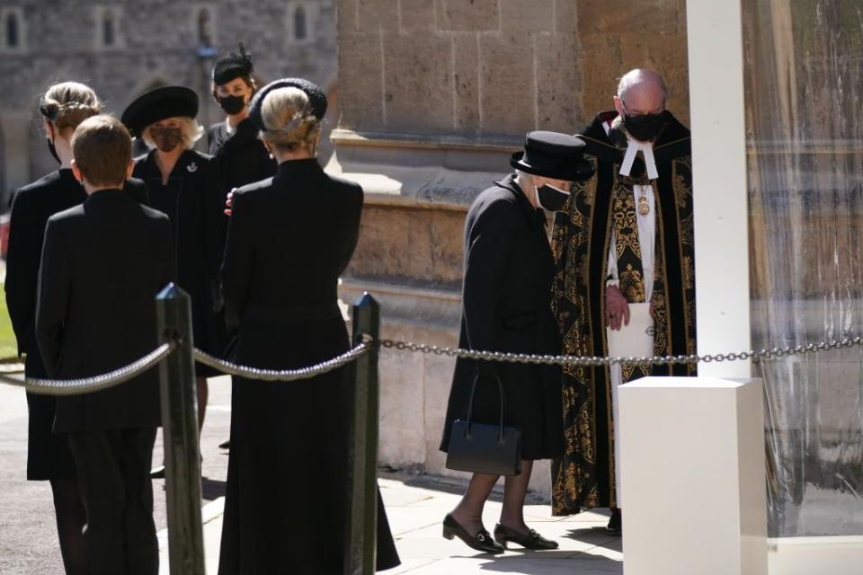 <p>The queen makes her entrance to the chapel. </p>