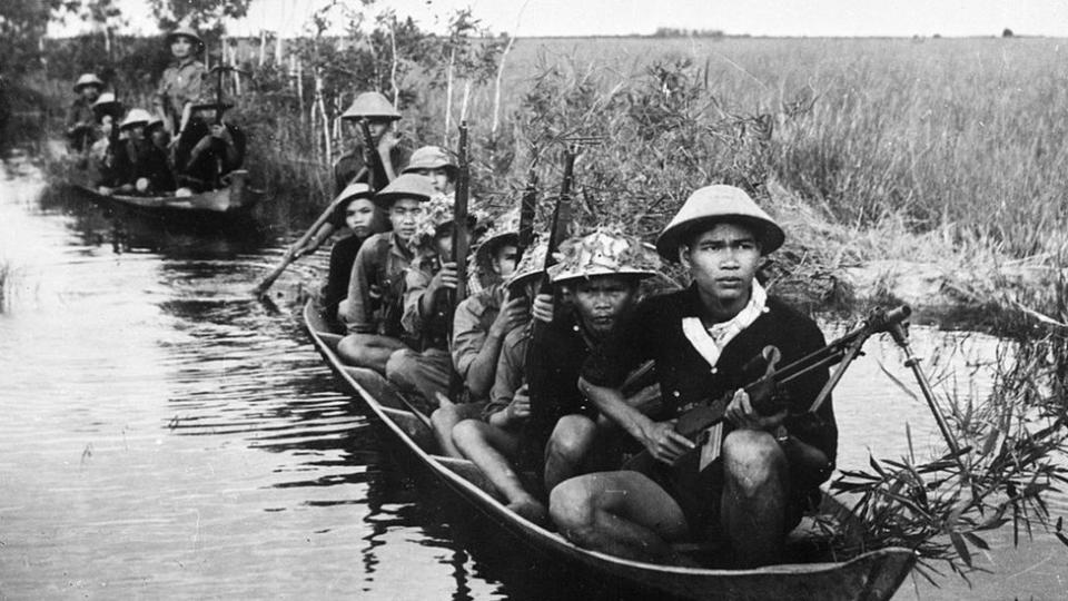 Soldados del Vietcong en la selva