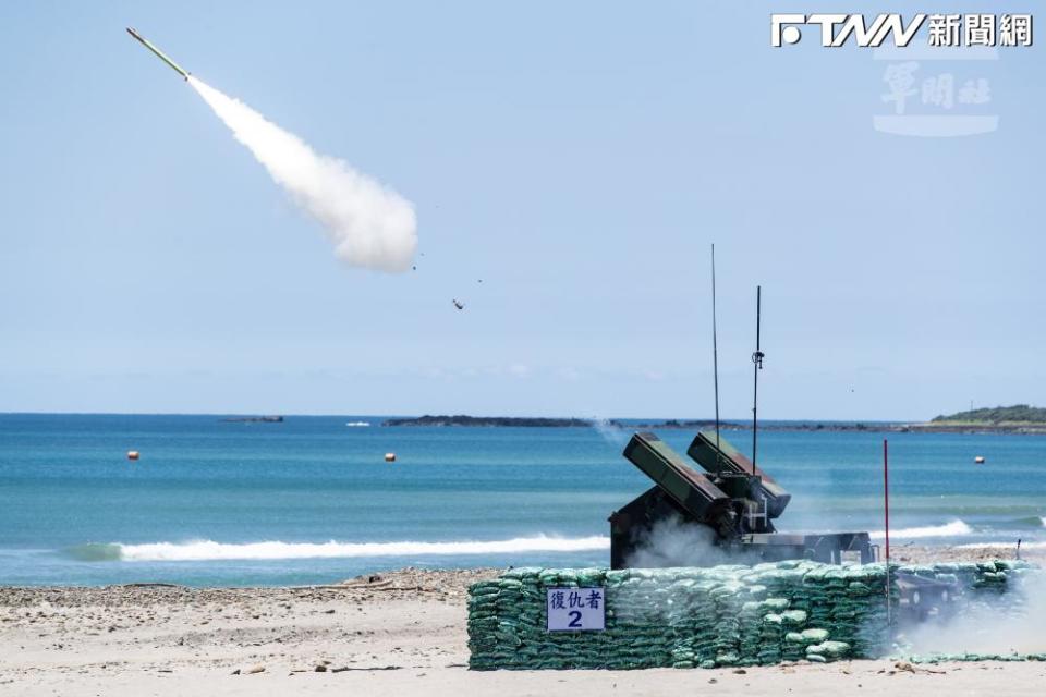 國軍「神弓操演」復仇者飛彈車發射刺針飛彈。（圖／軍聞社）