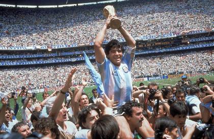 Diego Maradona raises the World Cup after Argentina beat West Germany 3-2 in Mexico City. (AP)