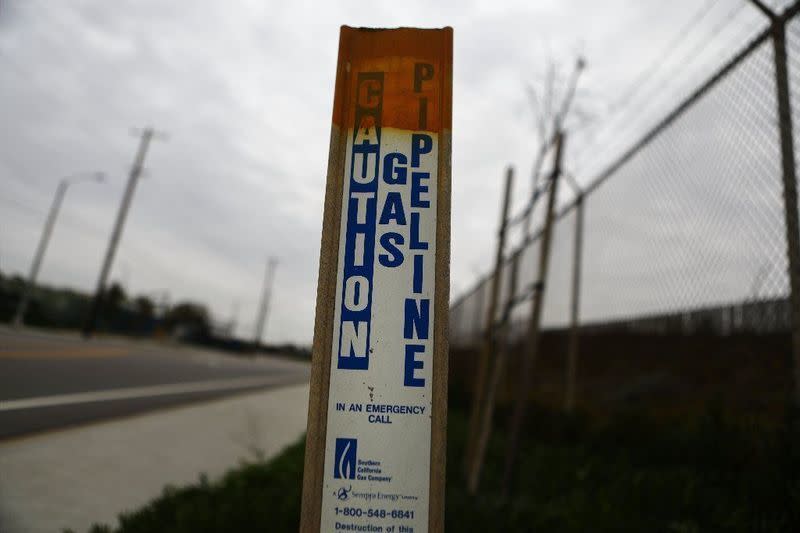 Una señal de advertencia en un gasoducto de Southern California Gas Co., en el exterior de la Estación de Generación Scattergood, una central a gas natural cerca de El Segundo (Mario Tama / Getty Images).