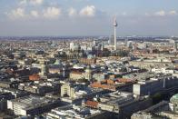 Bei den deutschen Großstädten liegt vor allem Ost-Berlin ganz vorne – hier sind Eigenheime am erschwinglichsten. Der östliche Teil der Hauptstadt erreicht einen Wert von 139,45 auf dem Index und verbessert sich damit im Gegensatz zum Vorjahr um 16 Punkte. In Ost-Berlin müsse ein durchschnittlicher Haushalt nur 18 Prozent seines Einkommens zur Finanzierung der eigenen vier Wände ausgeben, so Schick. Das entspreche im Durchschnitt 620 Euro im Monat.