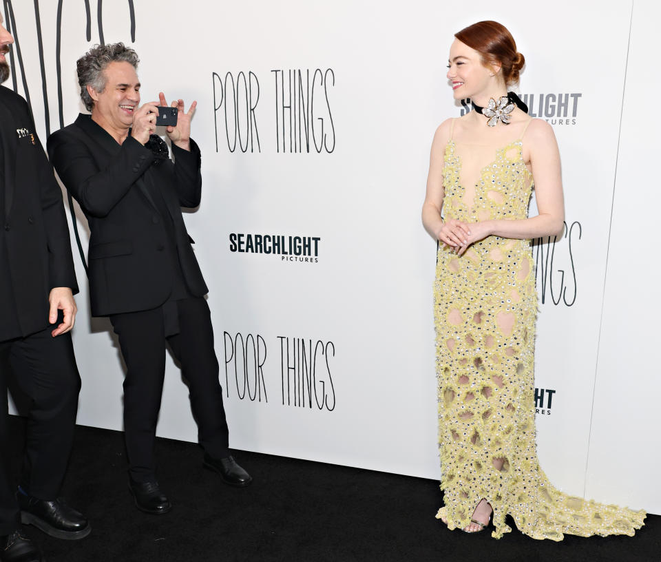 Das Kleid mit raffinierten Cut-outs war selbst für Co-Star Mark Ruffalo ein Hingucker