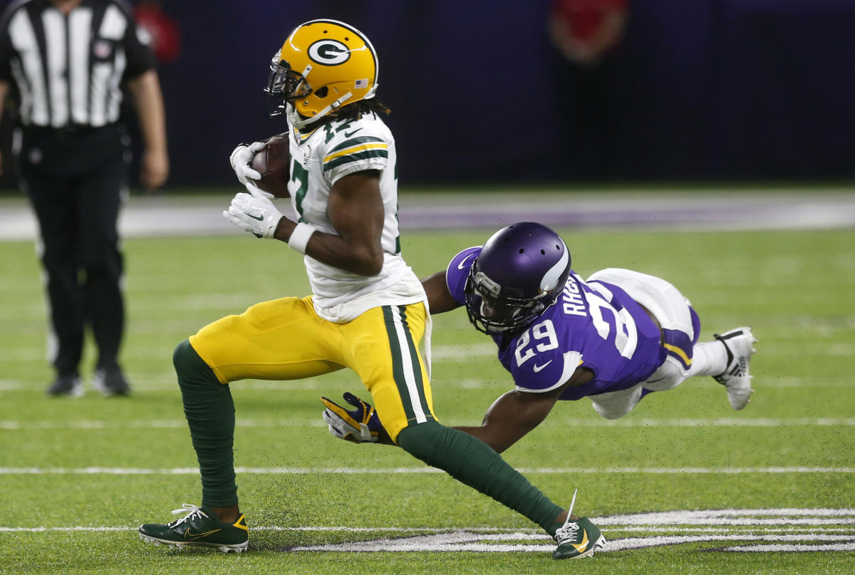 Minnesota Vikings cornerback Xavier Rhodes (29) tries to bring