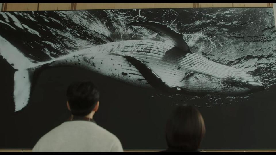 牆面上的鯨魚圖片也經過特效團隊設計。（翻攝自Netflix畫面）
