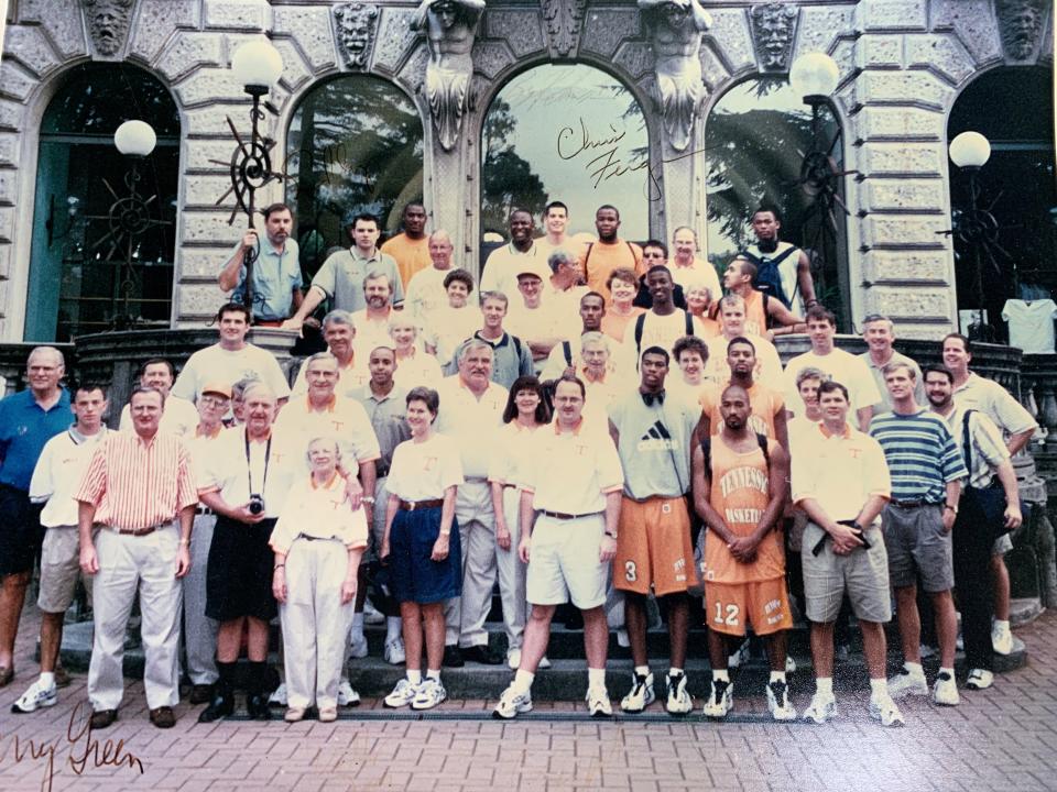 The group photo of the 1997 Tennessee basketball tour to Europe, taken in Como, Italy.