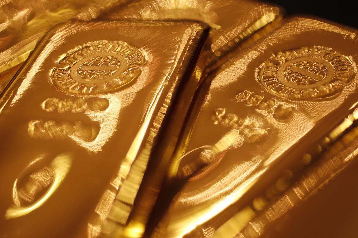 Gold bars are pictured at the Ginza Tanaka store during a photo opportunity in Tokyo September 17, 2010.  Spot gold hit a new record high of $1,277.75 an ounce on Friday, as investors remained concerned about economic prospects. REUTERS/Yuriko Nakao (JAPAN - Tags: BUSINESS IMAGES OF THE DAY)