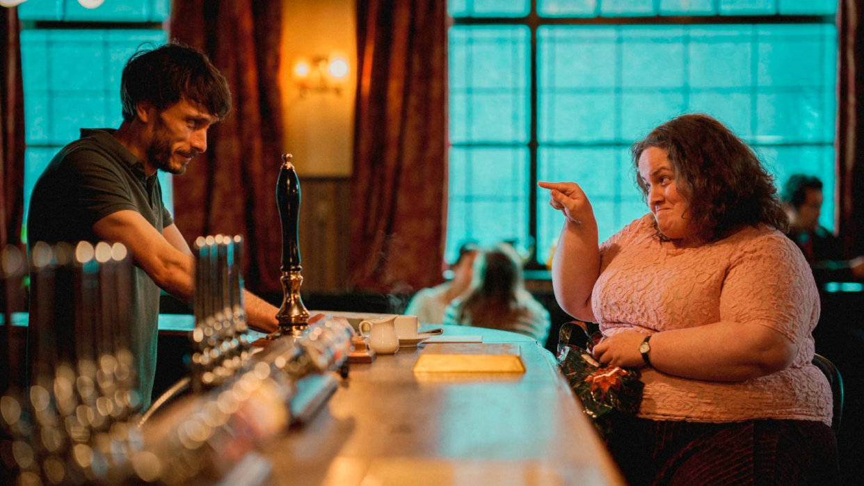  Richard Gadd as Donny and Jessica Gunning as Martha at a pub in a scene from Neflix series Baby Reindeer. 