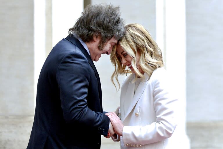 La Primera Ministra, Giorgia Meloni, recibe al Presidente de la República Argentina, Javier Gerardo Milei, en el patio del Palazzo Chigi el 12 de febrero de 2024 en Roma