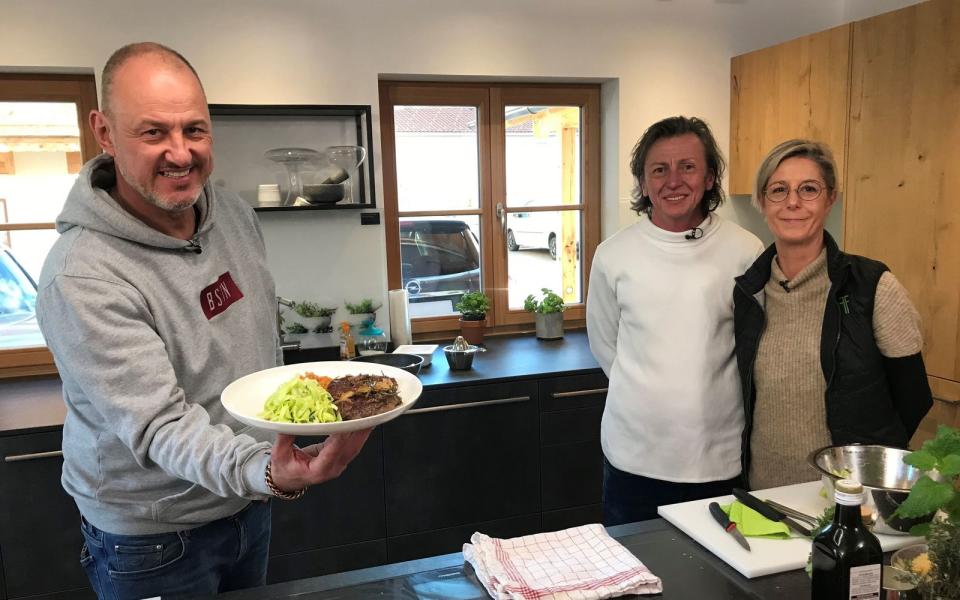 Frank Rosin (links) will dem Gastronomenpaar Petra und Niklas Steffen aus der Schuldenklemme helfen. (Bild: kabel eins)