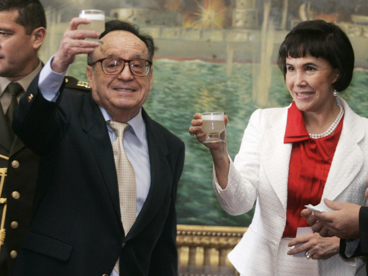 Mexican actor Roberto Gomez Bolanos and his wife Florinda Meza make a toast with Pisco Sour, a traditional drink, after being honoured for his career by the Congress in Lima July 4, 2008. REUTERS/Pilar Olivares  (PERU)