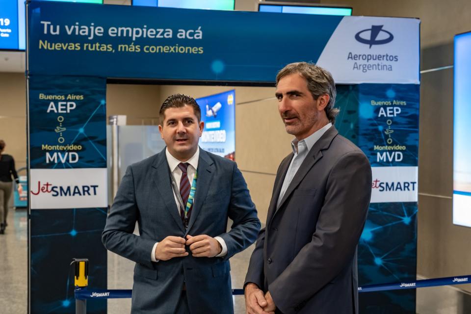 La aerolínea JetSMART comenzó ayer sus operaciones en la nueva ruta que conecta Buenos Aires con la capital uruguaya, Montevideo. 