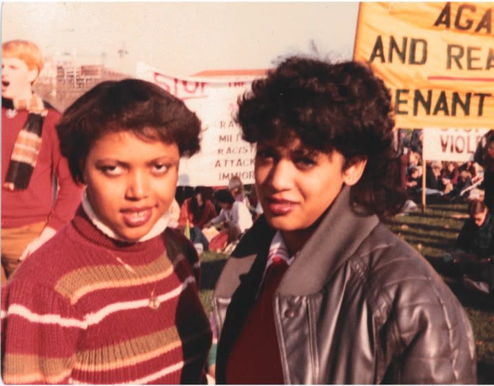 Kamala Harris, right, protests South African apartheid with classmate Gwen Whitfield in November 1982 on the National Mall. <span class="copyright">(Photo courtesy of Kamala Harris)</span>