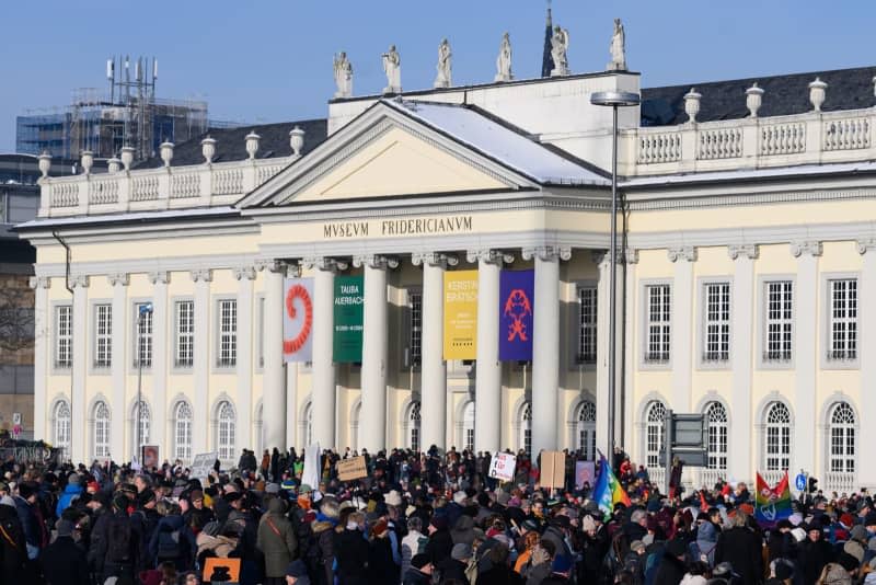 People stand in front of the Museum Fridericianum during a demonstration against the AfD and right-wing extremism in Hesse. Swen Pförtner/dpa