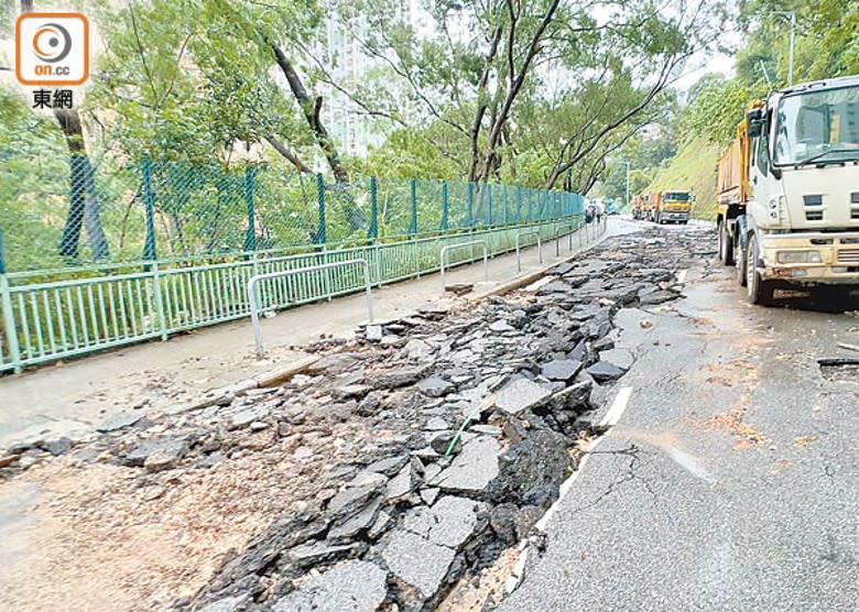 柴灣：連城道路面遭雨水沖毀。（吳鎮興攝）