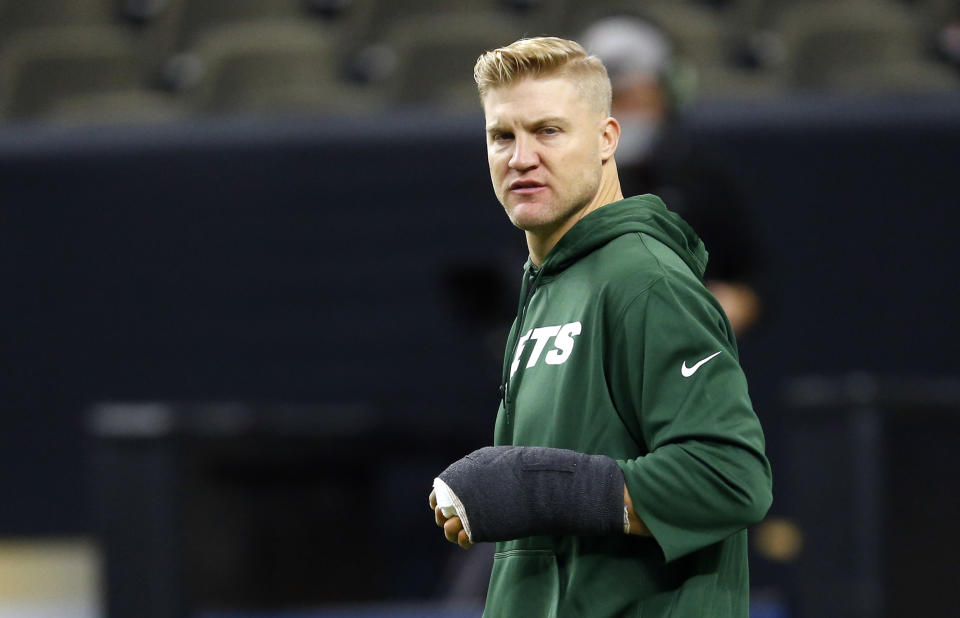 The New York Jets and quarterback Josh McCown, who finished last season on injured reserve, have agreed to a one-year contract to keep McCown in green. (AP)