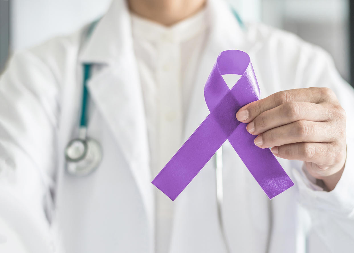 Mantenernos informados acerca de los síntomas y factores de riesgo es una de las primeras medidas para combatir el cáncer. (Getty Creative)