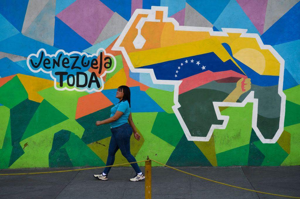 Mujer camina en Venezuela