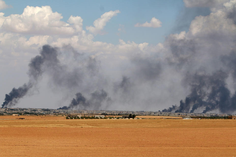 <p>Smoke rises from Manbij city, Aleppo province, Syria June 8, 2016. (REUTERS/Rodi Said) </p>