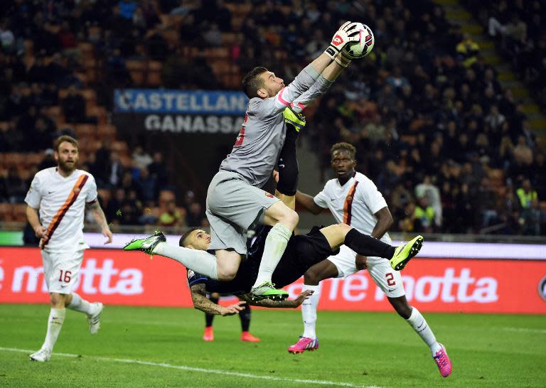Inter Milan's forward from Argentina Mauro Icardi (L) fights for the ball with Roma's goalkeeper Morgan De Sanctis during the Italian Serie A football match on April 25, 2015 at the San Siro Stadium stadium in Milan