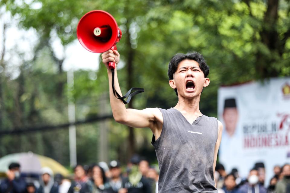 Seorang mahasiswa berpidato saat berunjuk rasa menolak pengesahan RUU Pemilihan Pimpinan Daerah (Pilgada) di depan gedung DPRD Jawa Barat di Bandung, Indonesia pada 22 Agustus 2024. )