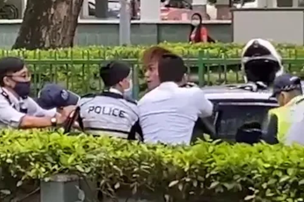 Two men arrested after a police pursuit at Upper Paya Lebar Road. (SCREENGRAB: SG Kangtao Kaypoh)