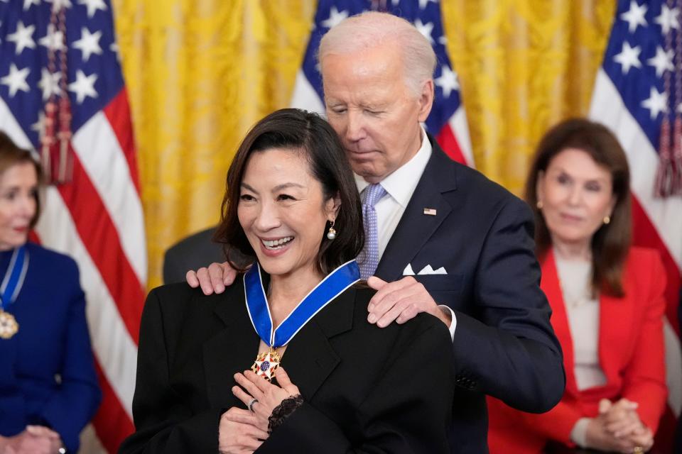 美國總統拜登（右）親自頒發總統自由獎章給楊紫瓊（左）。（AP）