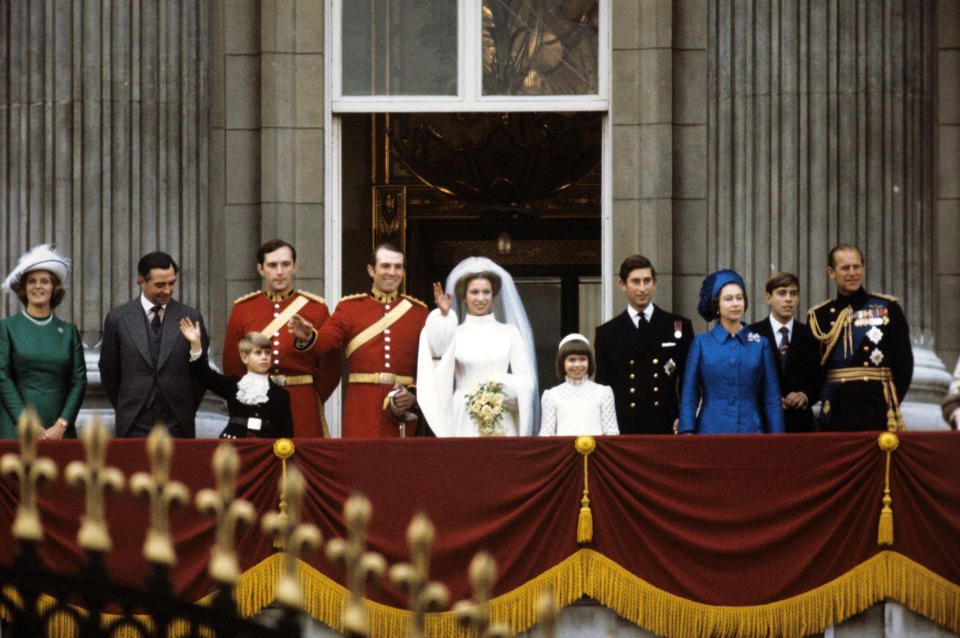 Princess Anne (m, r) and her husband Mark Phillips (m, l) together with the royal family, on the balcony of Buckingham Palace in London, short after their wedding, on 14 November 1973. In the picture (l-r): the parents of the bridgegroom, Anne and Peter Phillips, Prince Edward, groomsman Eric Grounds, bridgegroom Mark Phillips, bride Princess Anne, Sarah Armstrong-Jones, Prince Charles, Queen Elizabeth II, Prince Andrew, and Prince Philip. | usage worldwide (Photo by Horst Ossinger/picture alliance via Getty Images)