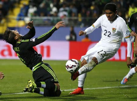 Mexico's Javier Guemez falls as Bolivia's Edward Zenteno controls the ball during their first round Copa America 2015 soccer match at Estadio Sausalito in Vina del Mar, Chile, June 12, 2015. REUTERS/Ivan Alvarado