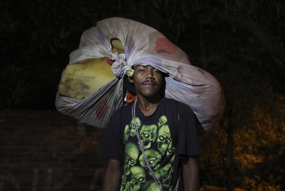 En esta foto del 19 de febrero del 2019, el migrante venezolano José García posa para una foto tras pasarse el día recogiendo materiales para vender para reciclaje en La Parada, Colombia, en la frontera con Venezuela. (AP Foto/Fernando Vergara)