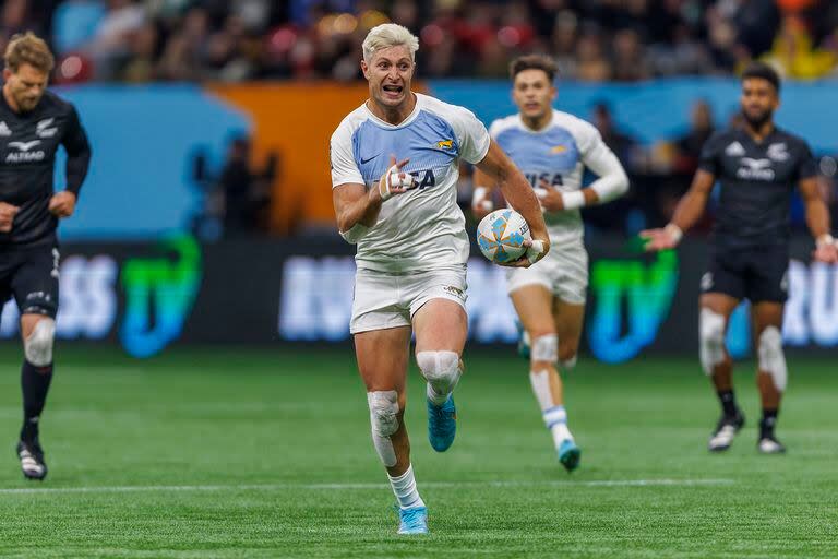 Tute Osadczuk platinado en el Seven de Vancouver; su cabellera coloreada artificialmente se destacaba cada vez que el argentino se escapaba hacia un in-goal.