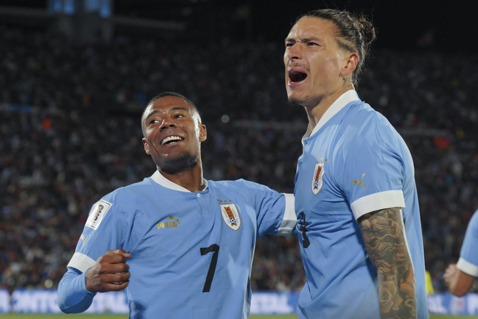 Nicolás de la Cruz (izquierda), de la selección uruguaya, festeja con su compañero Darwin Núñez, tras anotar ante Brasil en un partido de la eliminatoria mundialista realizado el martes 17 de octubre de 2023 (AP Foto/Matilde Campodonico)