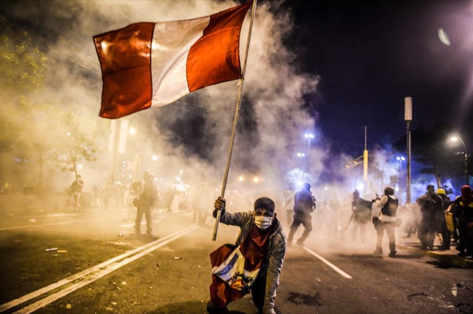 2020年11月14日，秘魯首都利馬，遭罷黜的總統畢斯卡拉的支持者到街頭示威，揮動秘魯國旗。