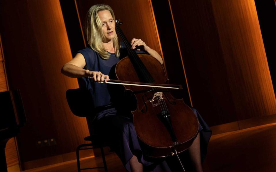 In ihrer Kindheit spielte Anna Schudt Cello. Für "Laufen" holte sie ihr Instrument aus dem Dornröschenschlaf und schaffte es, alle Musikszenen selbst zu spielen. (Bild: ZDF / Marion von der Mehden)