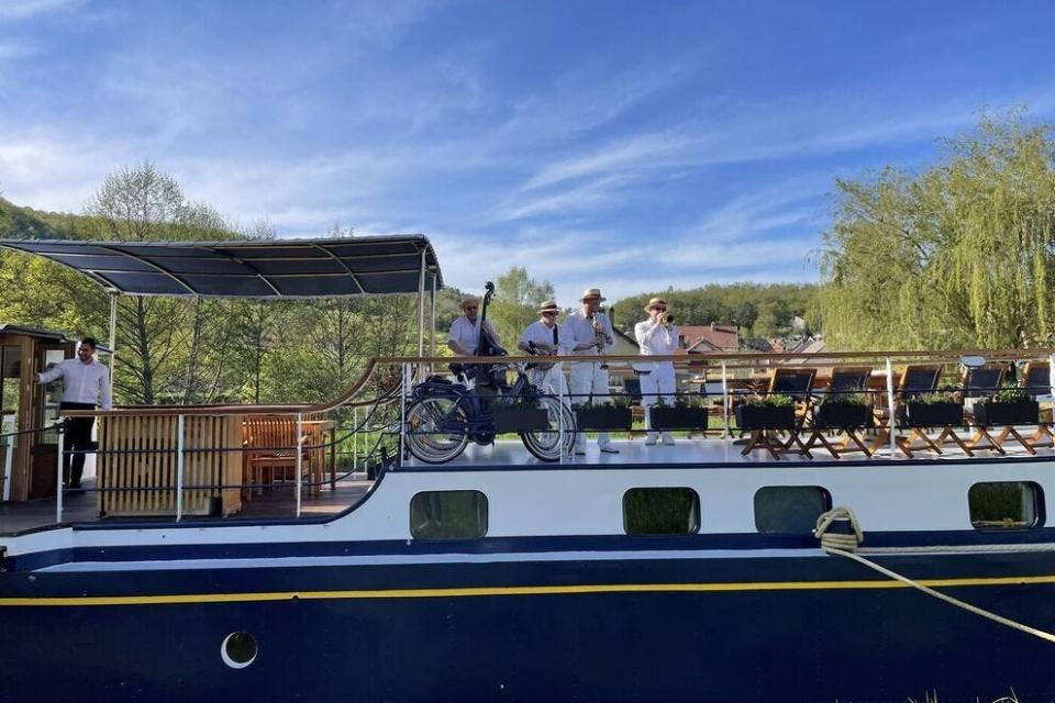 A surprise concert awaits guests on L’Impressionniste, a European Waterways ship