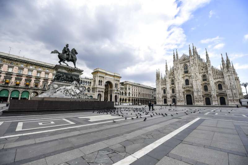 義大利疫情肆虐，人們不再上街，米蘭主教座堂的廣場也被鴿子佔領。（美聯社）