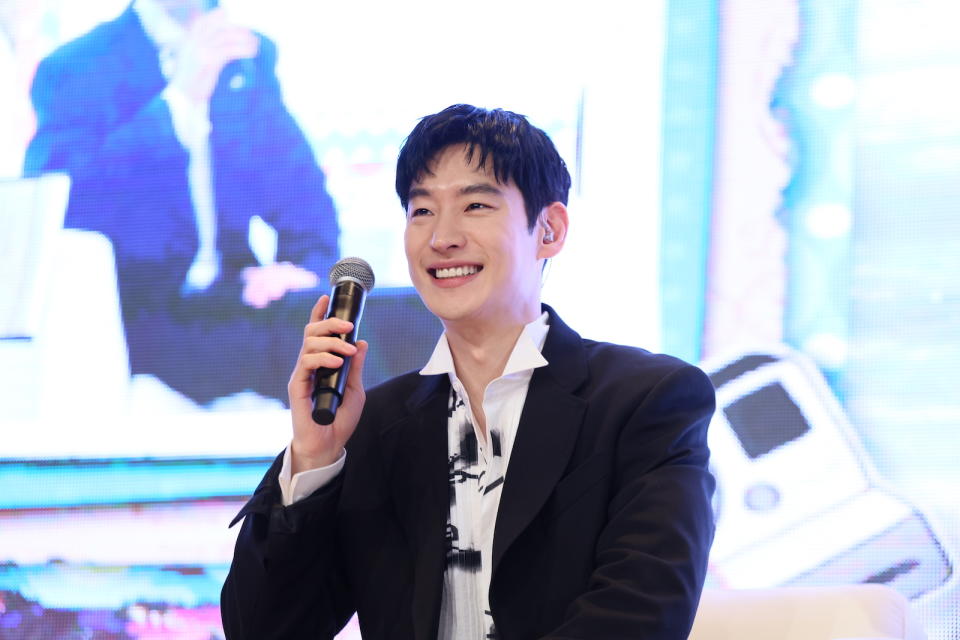 Lee Je-Hoon also dishes on his quirks and preferences during his fan meet on Saturday (25 March) (PHOTO: Viu)